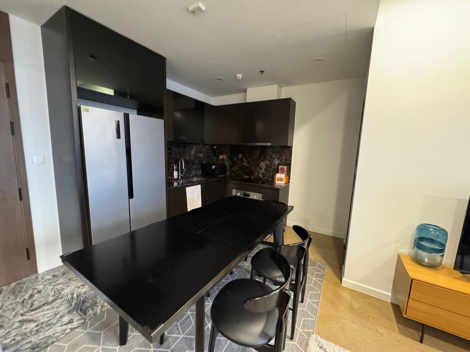 Full kitchen with dining table
